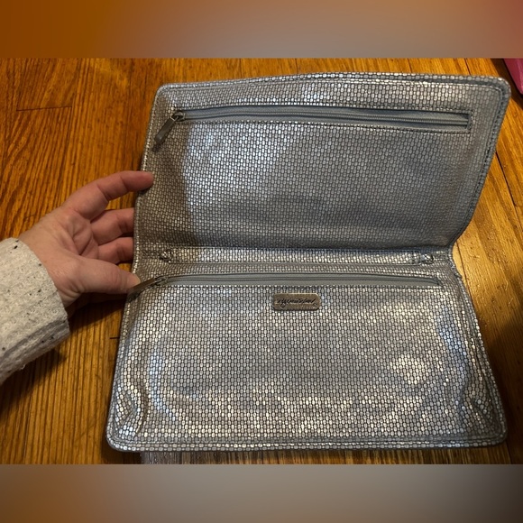 Inge‎ Christopher metallic silver fold over clutch - Picture 3 of 7
